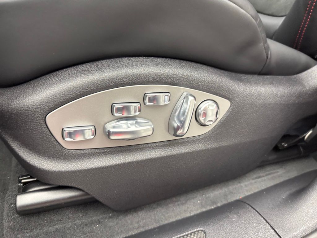 Thumbnail: 2026 Porsche Macan - 22