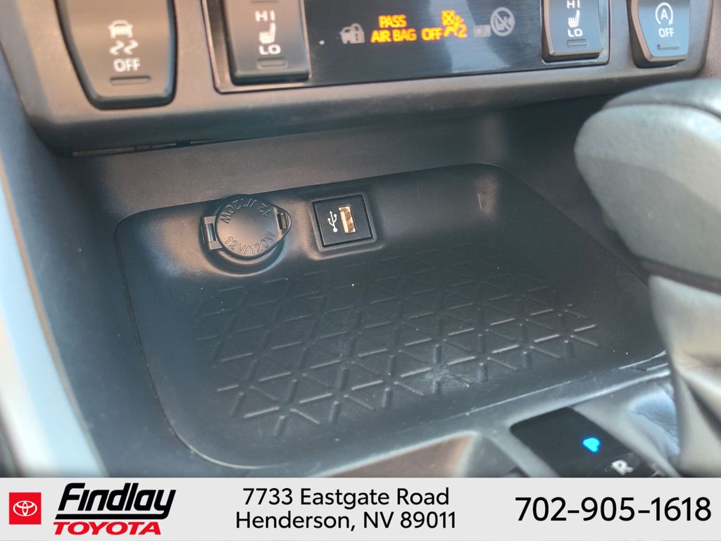 2024 Toyota RAV4 XLE - Photo 28