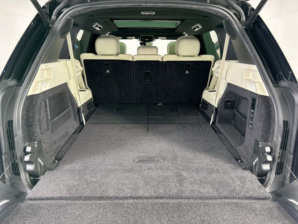 Used 2025  Land Rover SE image 27