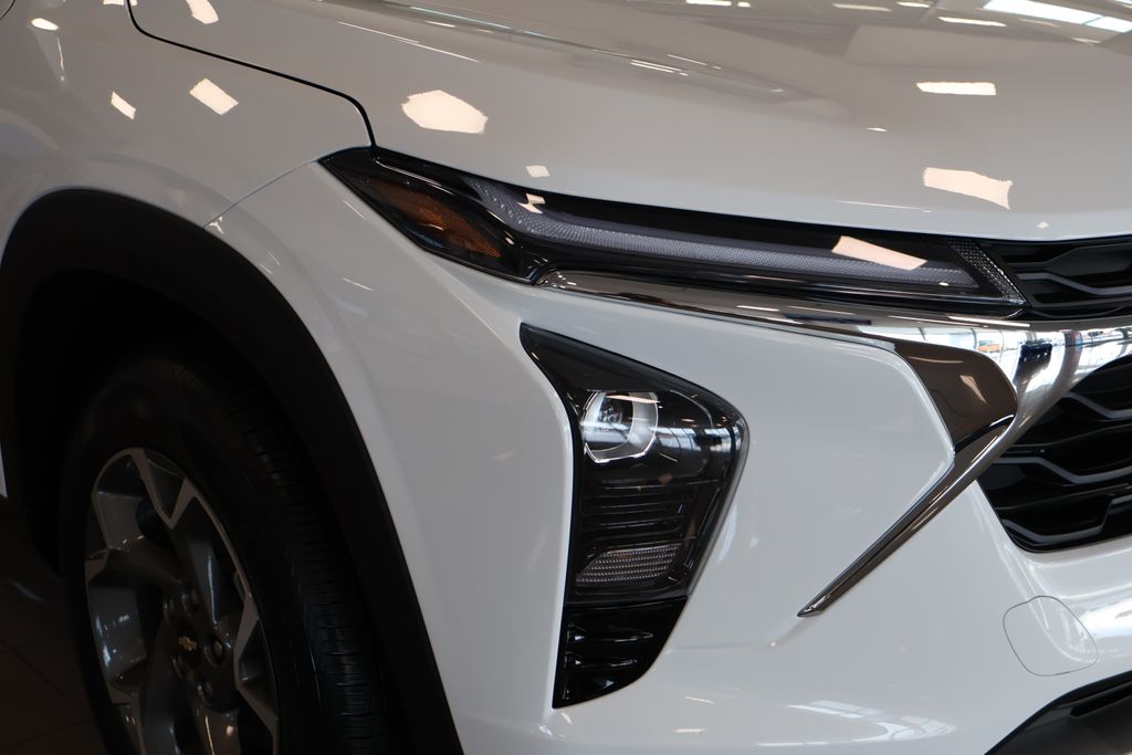 Thumbnail: 2025 Chevrolet Trax - 3