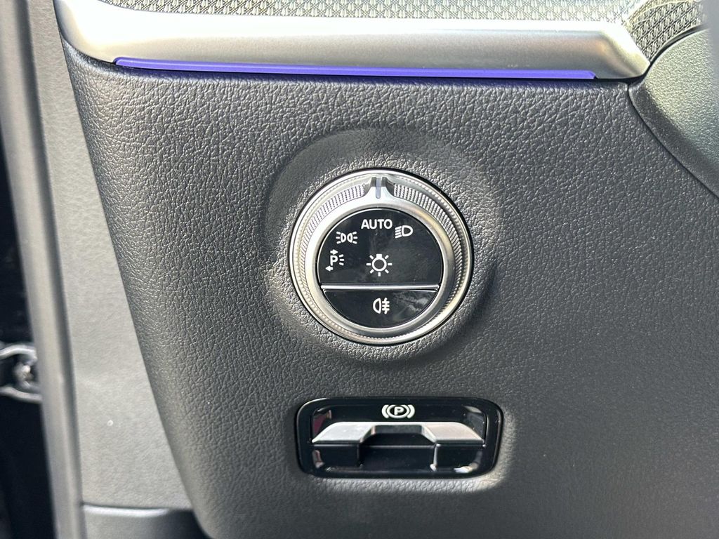 Thumbnail: 2025 Mercedes-Benz C-Class - 11