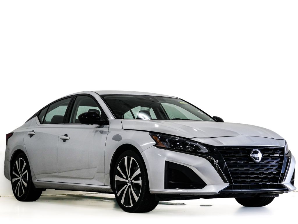 Brilliant Silver Metallic 2024 Nissan Altima Sedan Front-Wheel Drive Continuously Variable Transmission