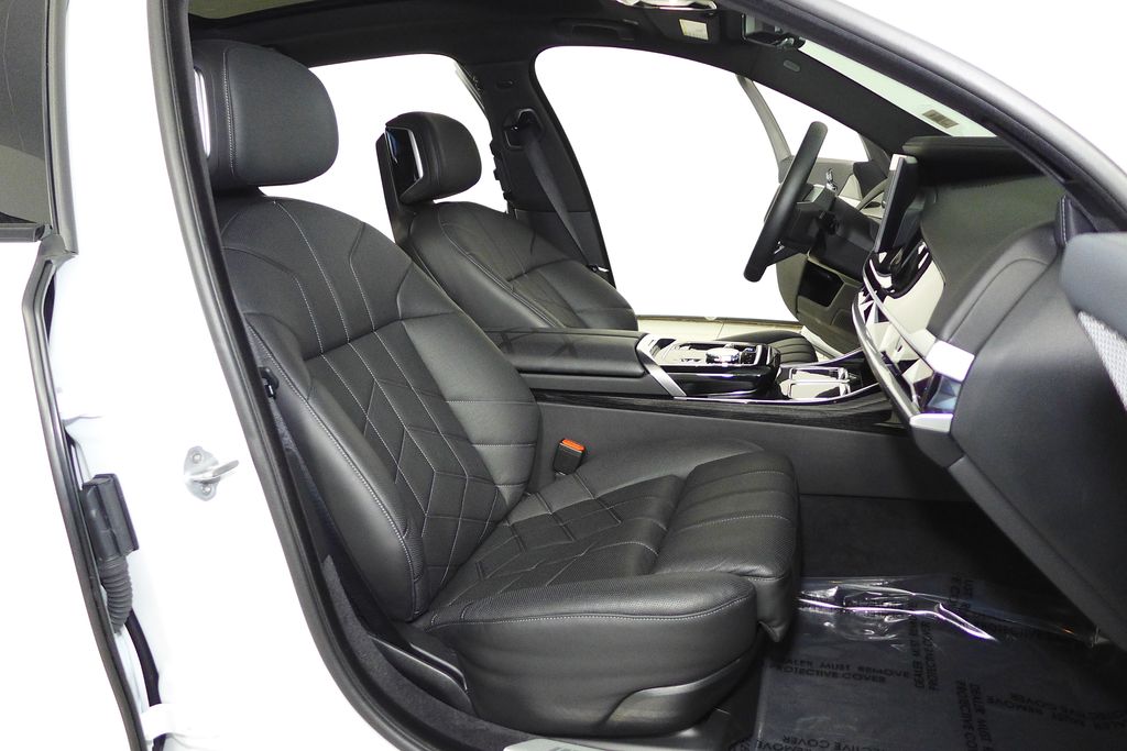 Thumbnail: 2025 BMW i7 - 19