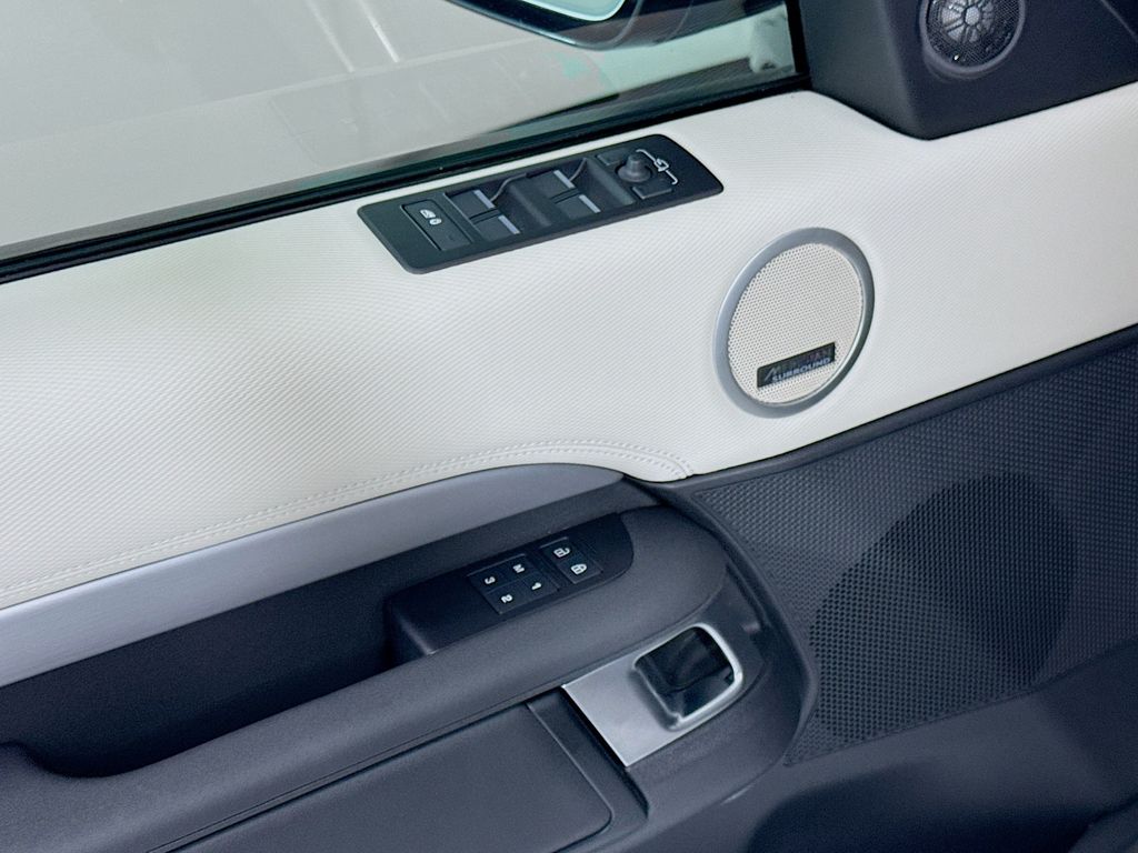 Thumbnail: 2025 Land Rover Discovery - 24
