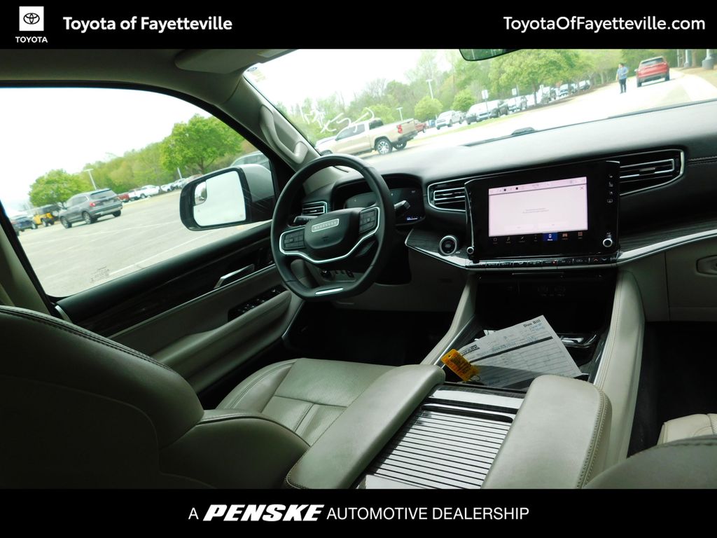 Thumbnail: 2022 Jeep Wagoneer - 6