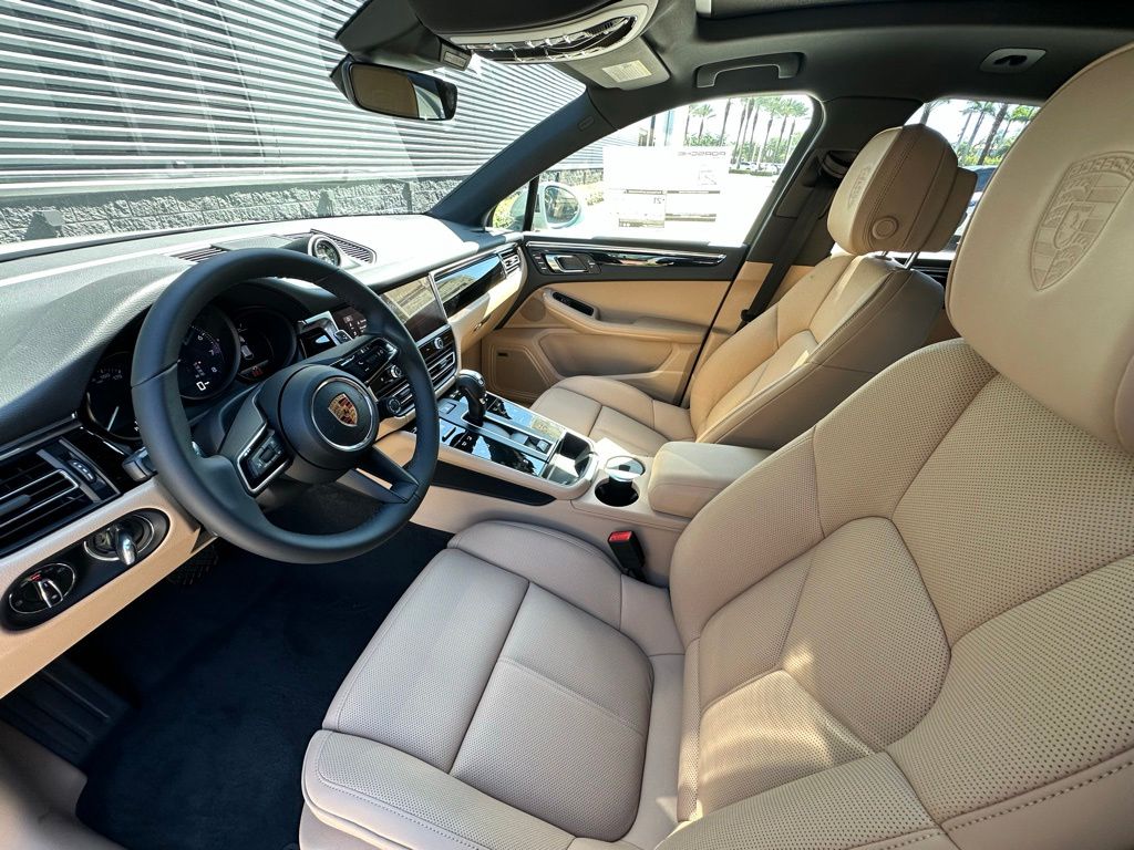 Thumbnail: 2026 Porsche Macan - 4