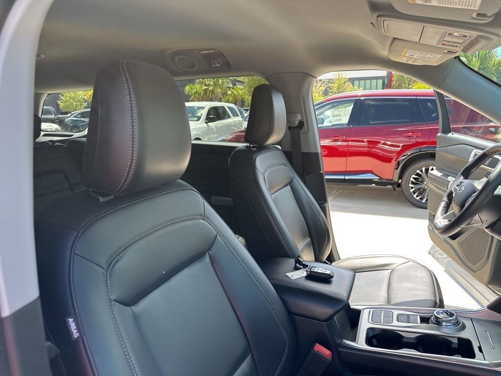 2024 Silver Metallic Ford Explorer XLT RWD SUV