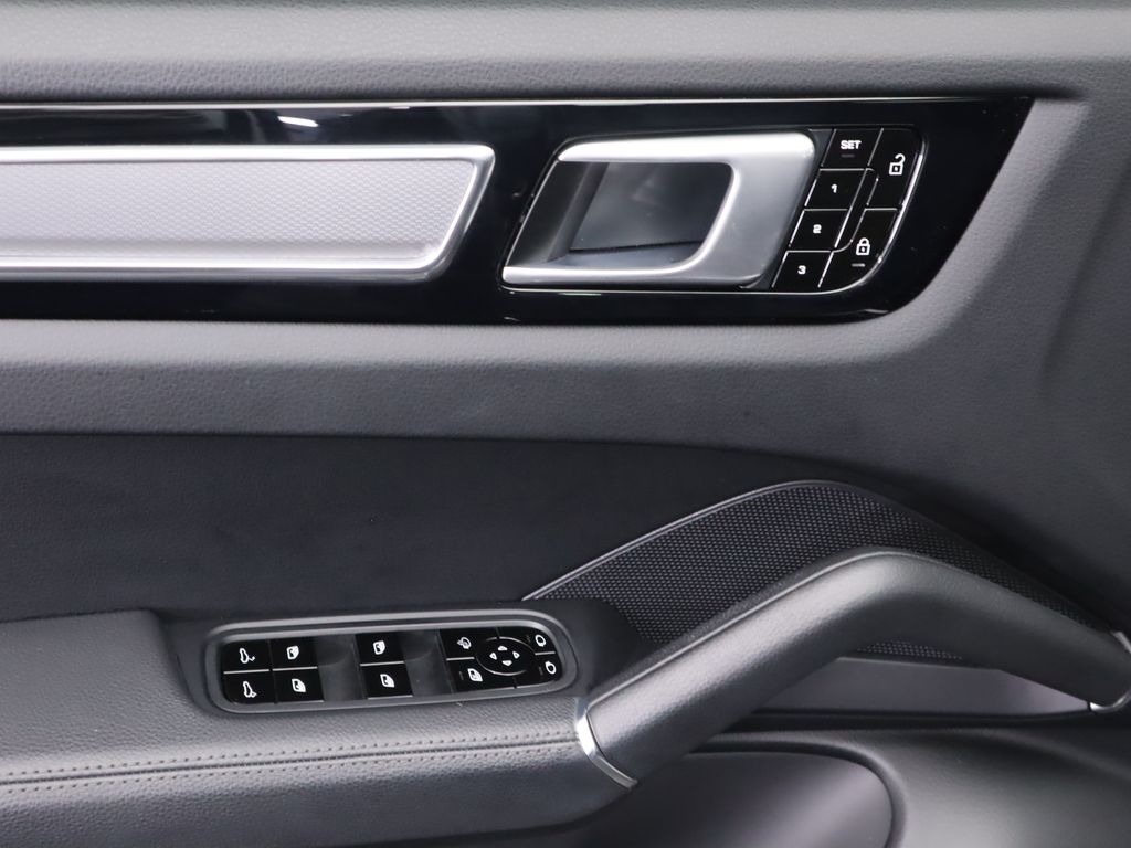 Thumbnail: 2020 Porsche Cayenne - 24