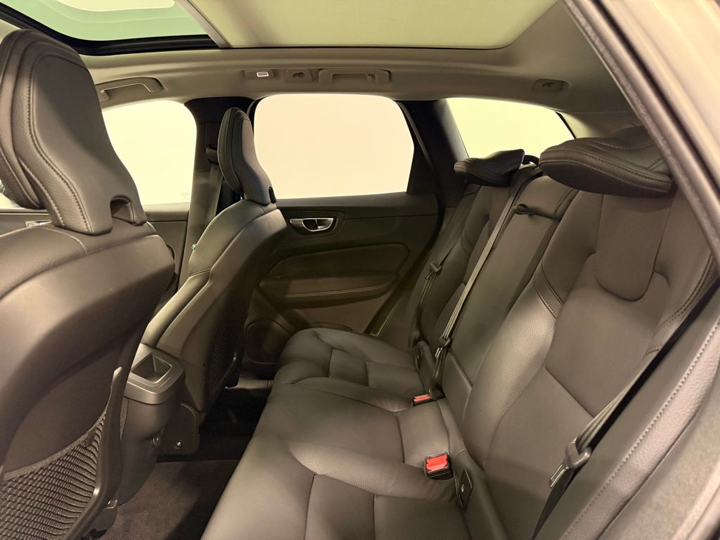 Thumbnail: 2025 Volvo XC60 - 21
