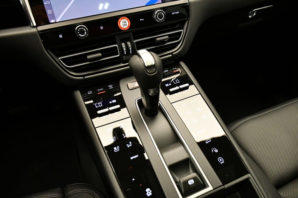 Thumbnail: 2025 Porsche Macan - 32
