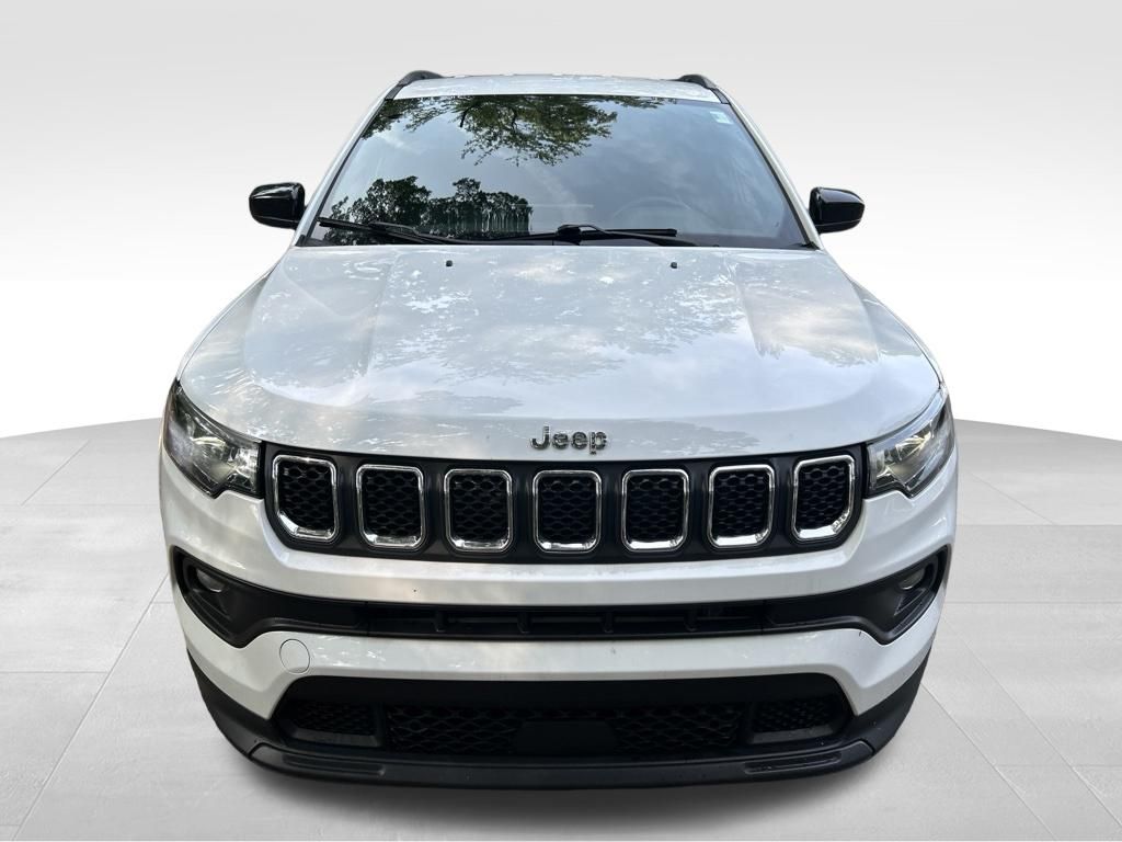 Used 2024 White Jeep Latitude image 9