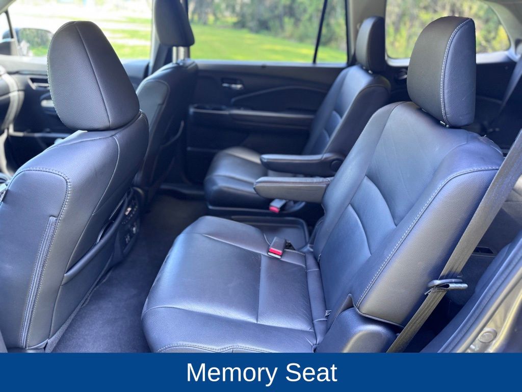 2020 Honda Pilot Touring w/Rear Captain's Chairs
