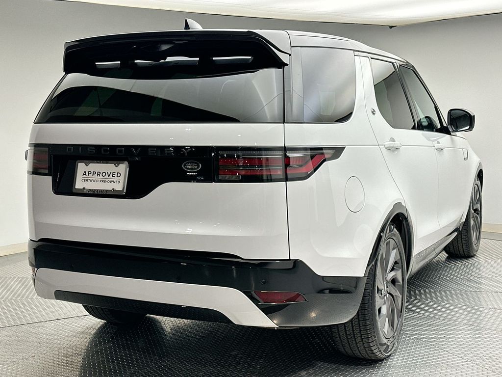Thumbnail: 2023 Land Rover Discovery - 3