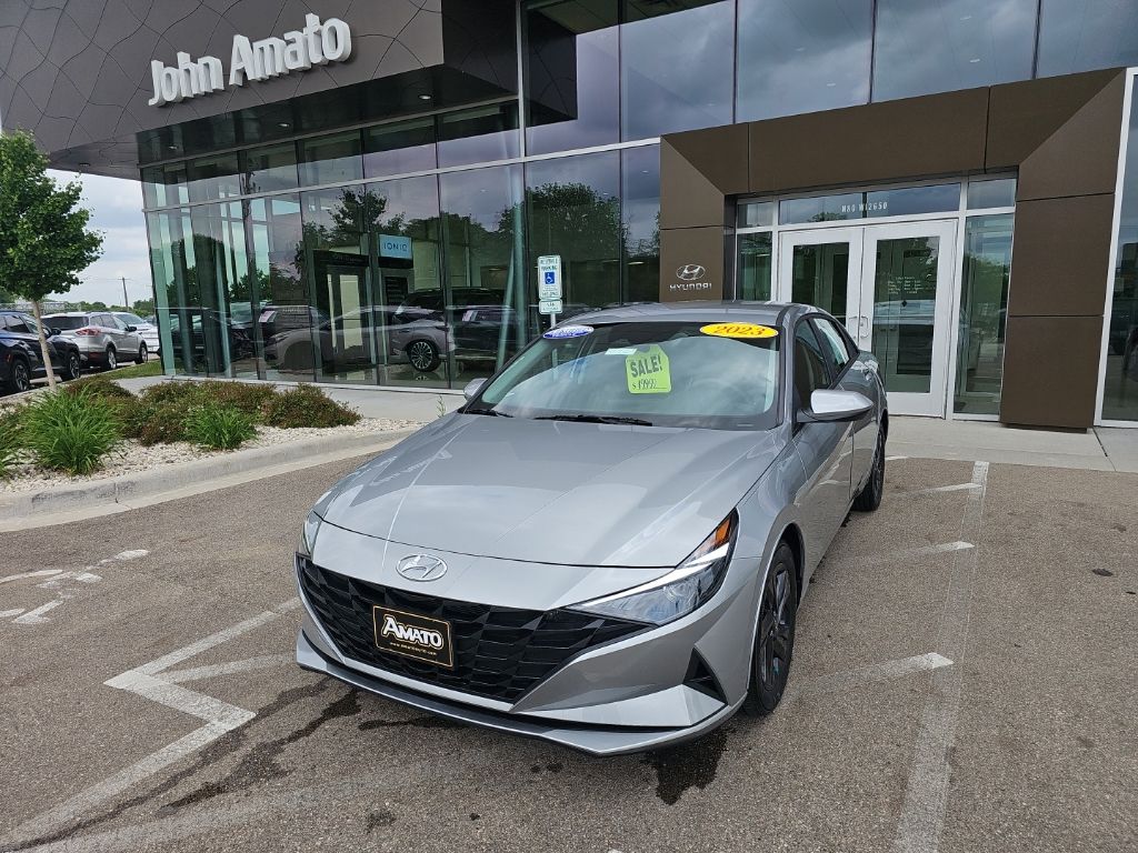 Shimmering Silver Pearl 2023 Hyundai Elantra SEL FWD Sedan Front-Wheel Drive Continuously Variable Transmission
