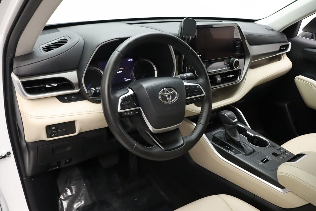Thumbnail: 2023 Toyota Highlander - 15
