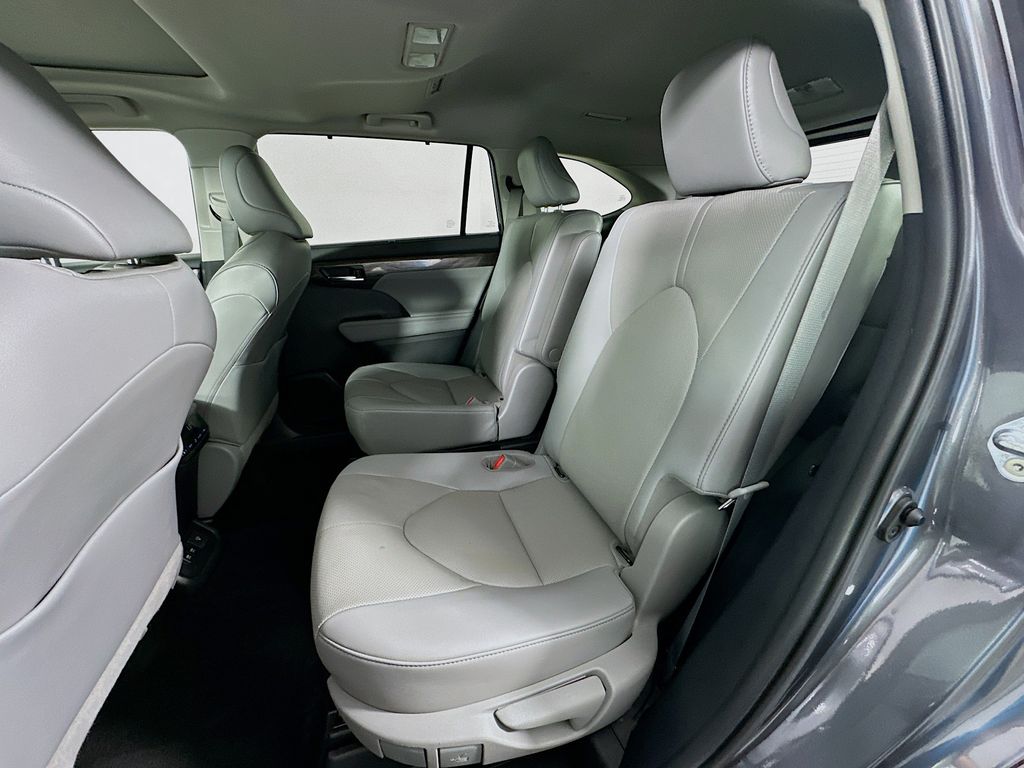 Thumbnail: 2021 Toyota Highlander - 25