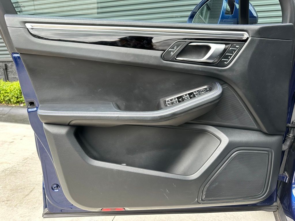 Thumbnail: 2023 Porsche Macan - 18