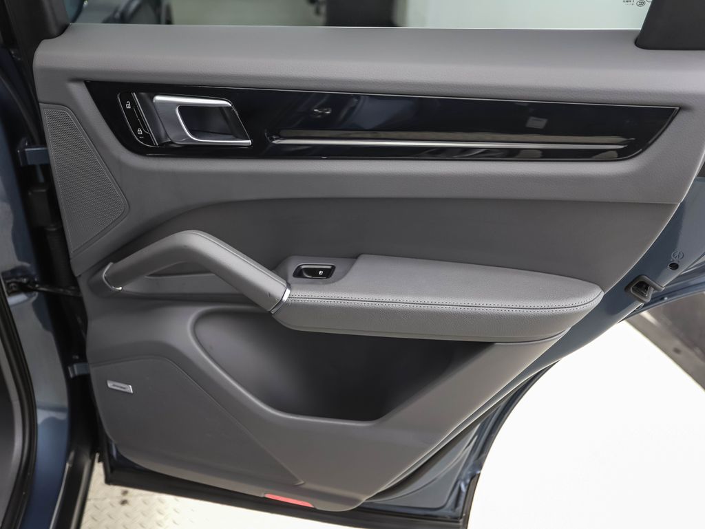 Thumbnail: 2020 Porsche Cayenne - 23