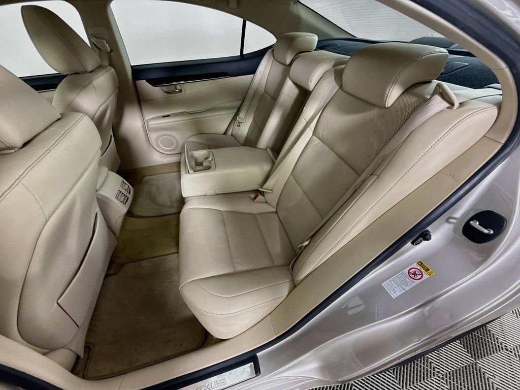 Thumbnail: 2014 Lexus ES - 25