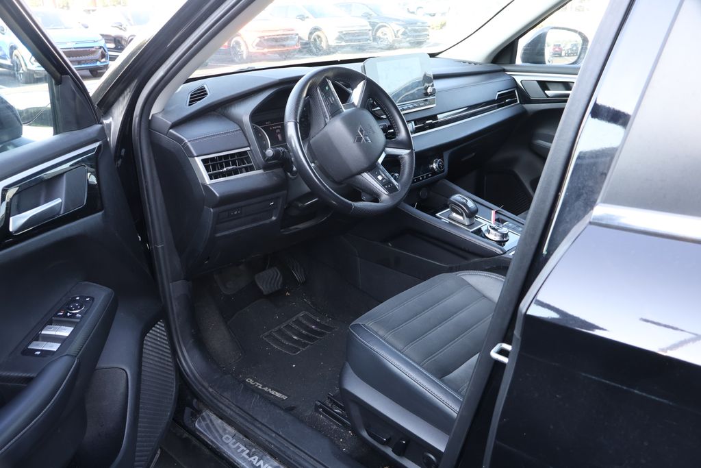 Thumbnail: 2023 Mitsubishi Outlander - 11