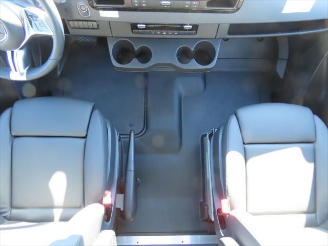 Thumbnail: 2025 Mercedes-Benz Sprinter - 18