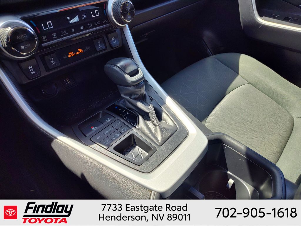 2024 Toyota RAV4 XLE - Photo 29