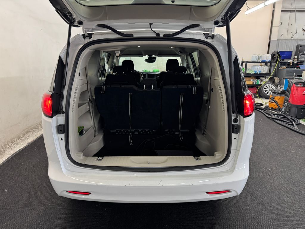 2023 Chrysler Voyager LX