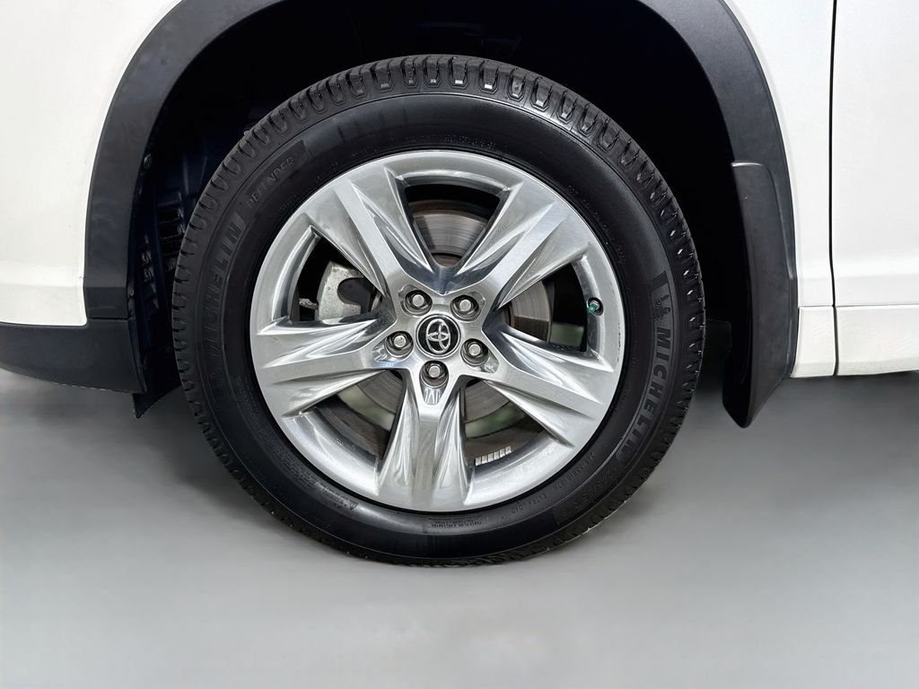 Thumbnail: 2018 Toyota Highlander - 32