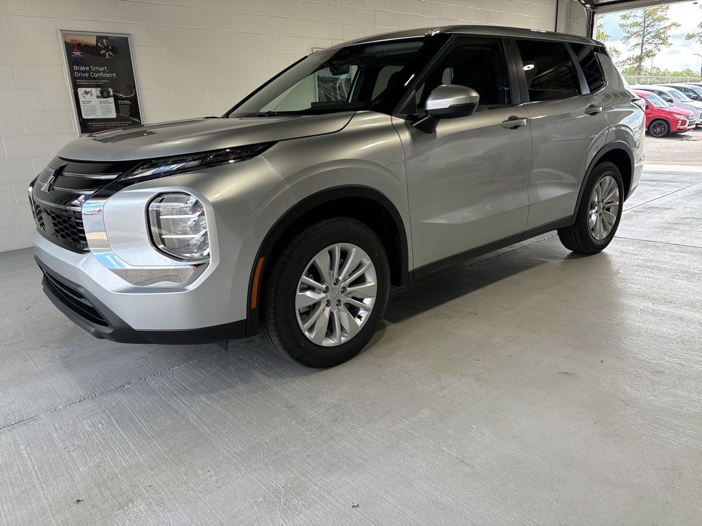 2026 Mitsubishi Outlander ES FWD's photo