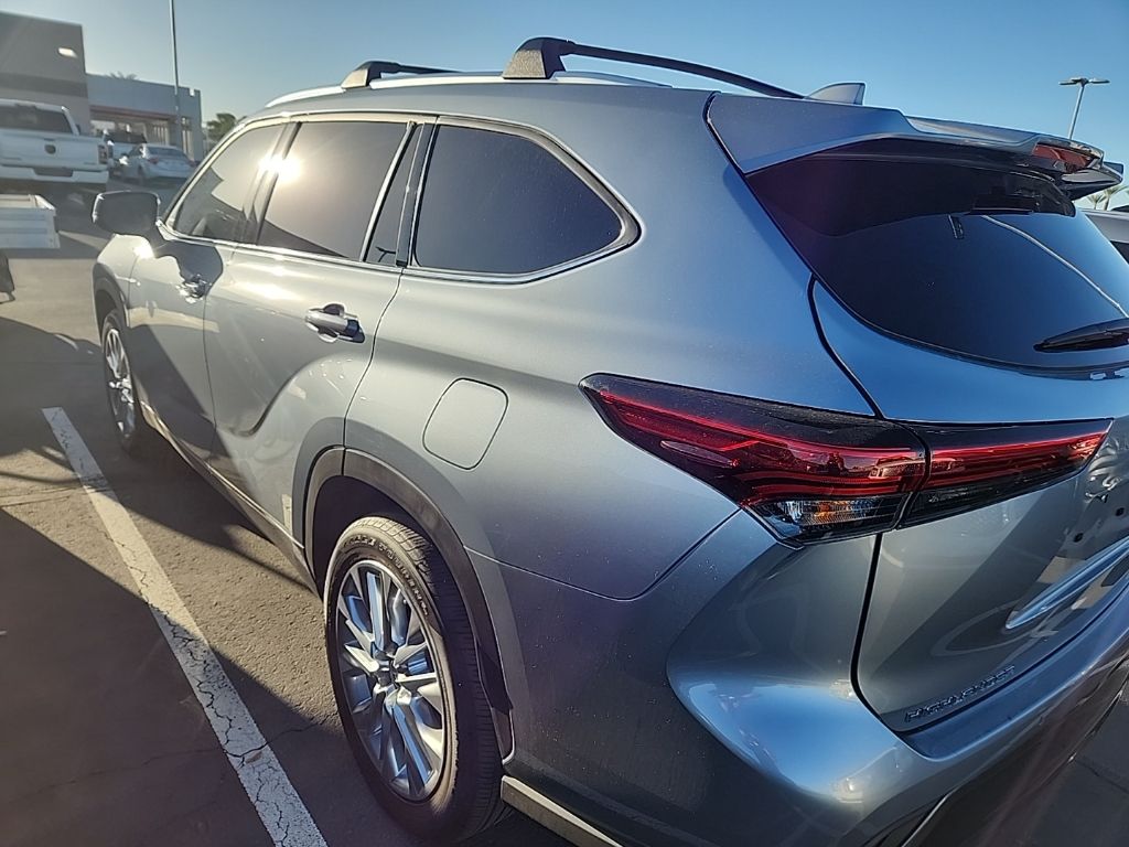 Thumbnail: 2023 Toyota Highlander - 7
