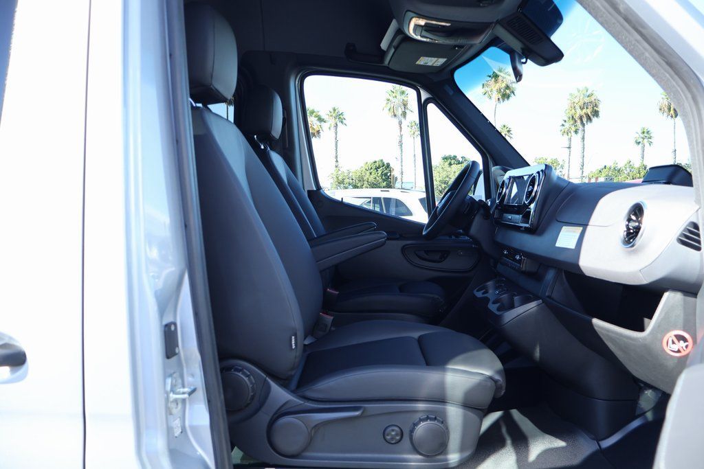 Thumbnail: 2025 Mercedes-Benz Sprinter - 6