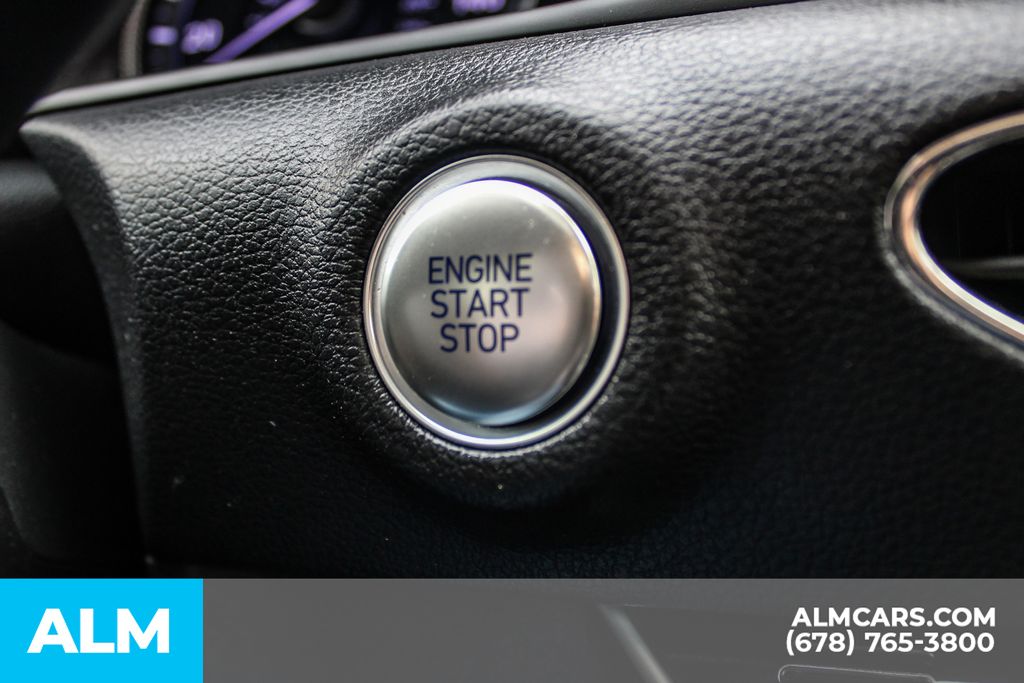 Used 2023 Black Hyundai SEL image 25