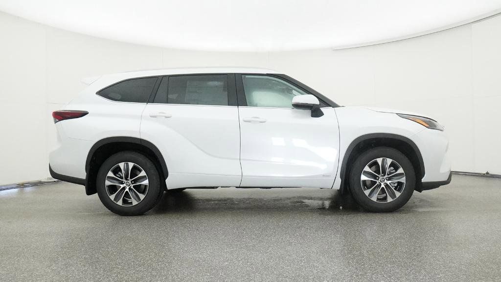 Thumbnail: 2025 Toyota Highlander - 11