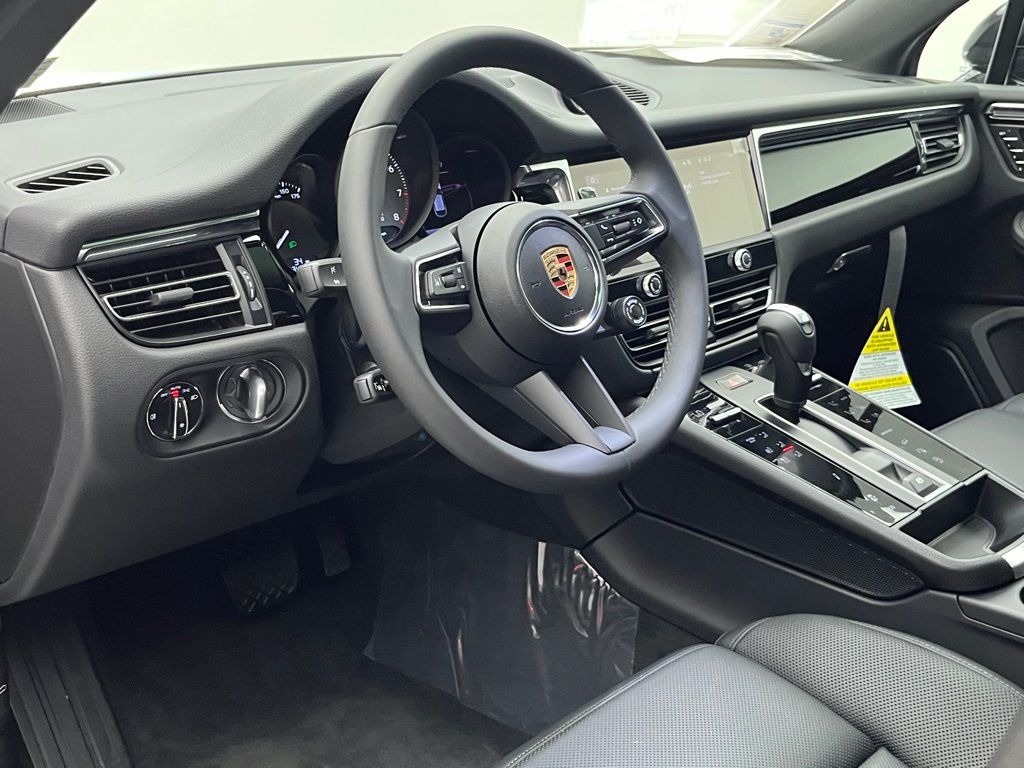 Thumbnail: 2025 Porsche Macan - 4