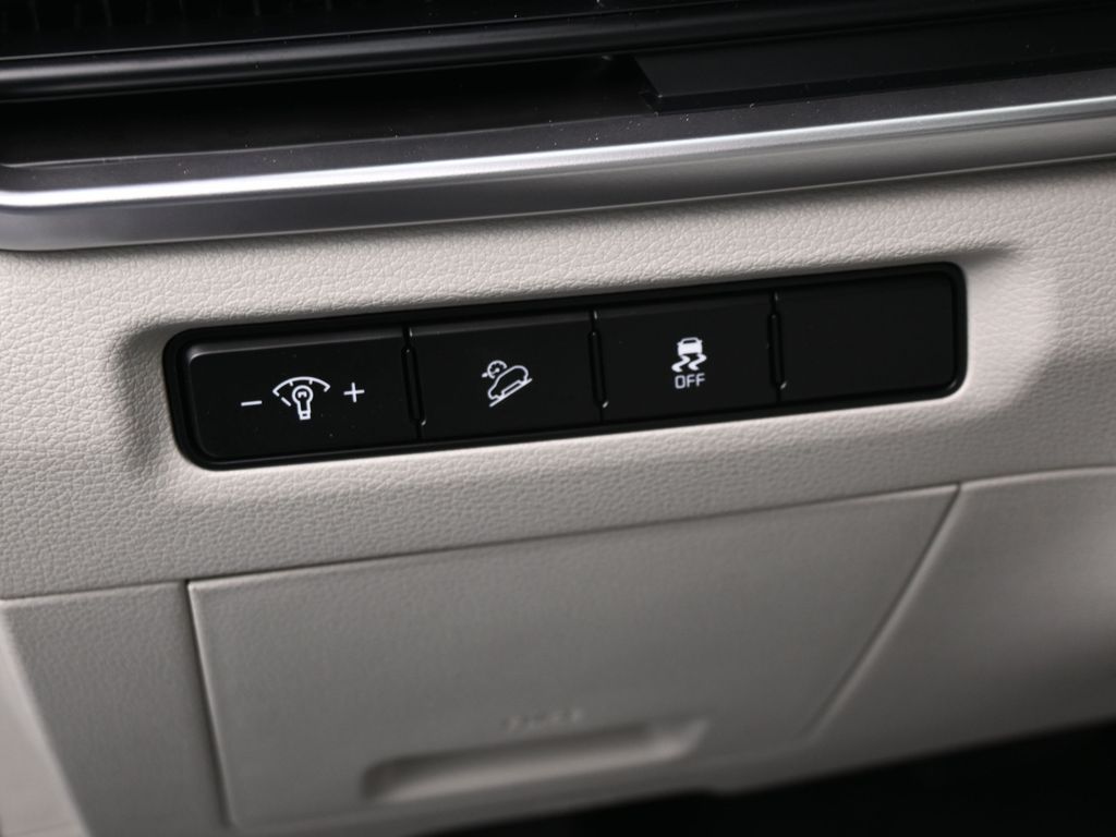 Used 2024 Glacial White Pearl Kia S image 17