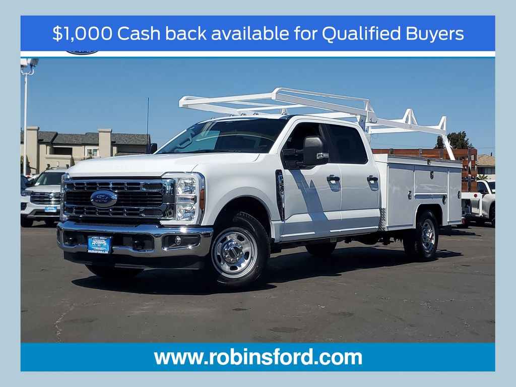 Oxford White 2026 Ford F-350 Super Duty Chassis XL Crew Cab RWD Pickup Truck 4X2 Automatic