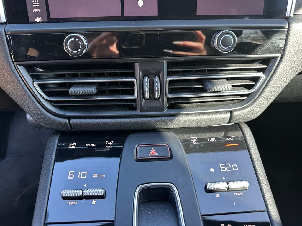 Thumbnail: 2023 Porsche Macan - 24