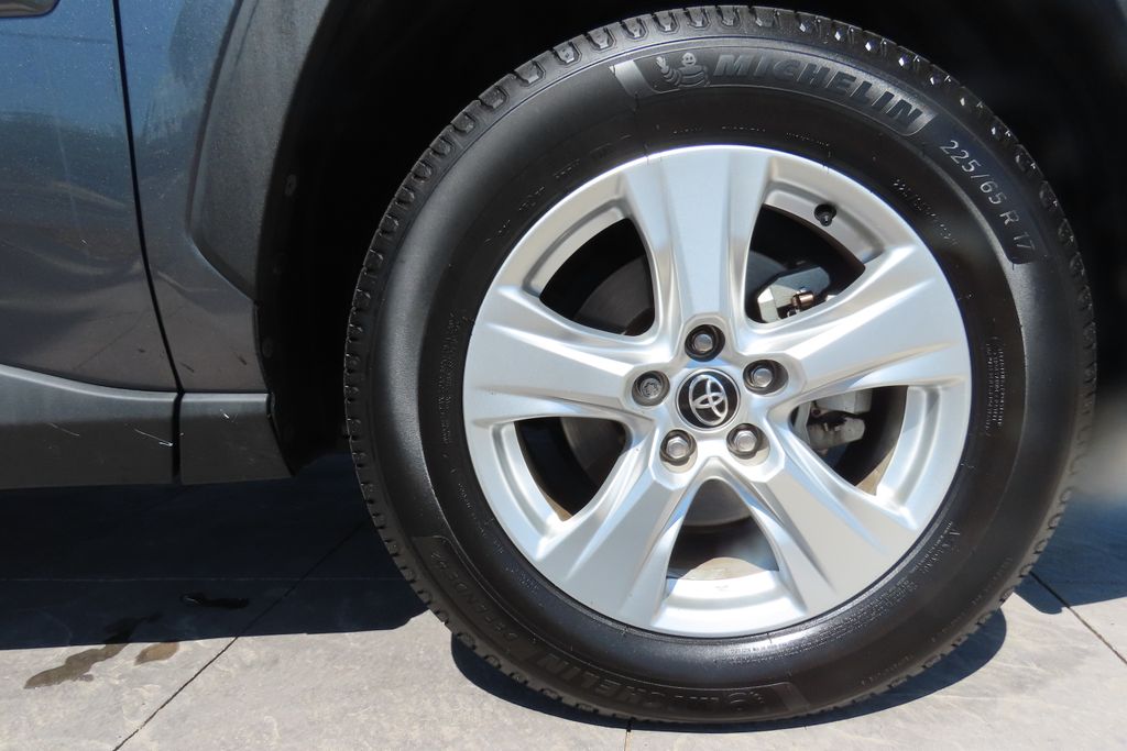 Thumbnail: 2021 Toyota RAV4 - 32
