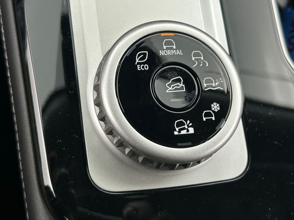 New 2026 White / Black Mitsubishi Trail Edition image 27