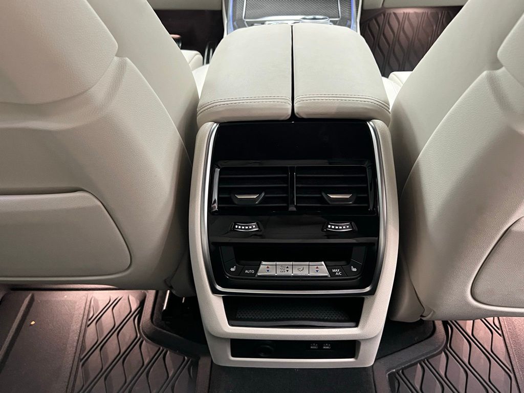 Thumbnail: 2025 BMW X7 - 11
