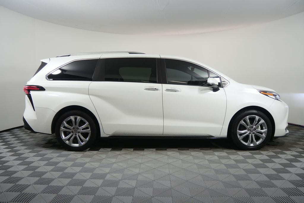 Thumbnail: 2022 Toyota Sienna - 2
