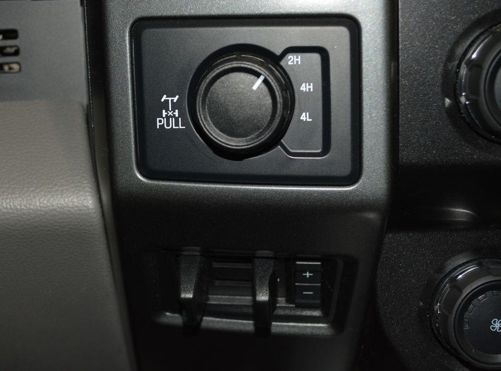 Certified Used 2020 Oxford White Ford XLT image 18