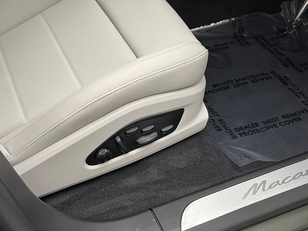 Thumbnail: 2025 Porsche Macan - 30