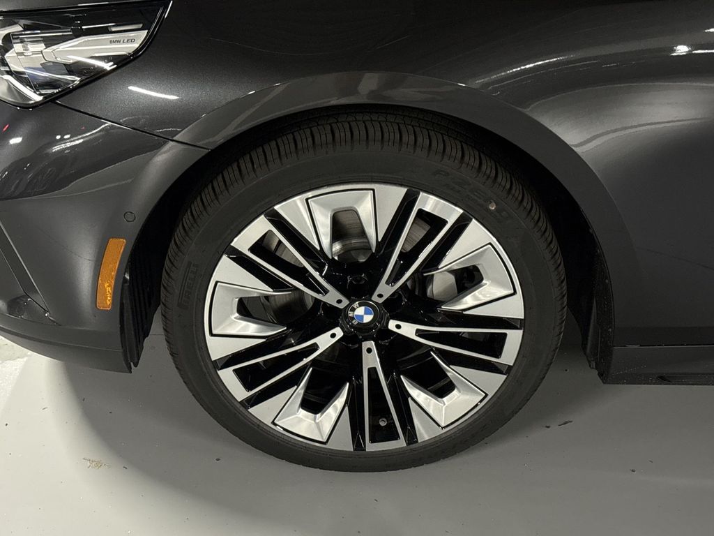 Thumbnail: 2027 BMW 5 Series - 10