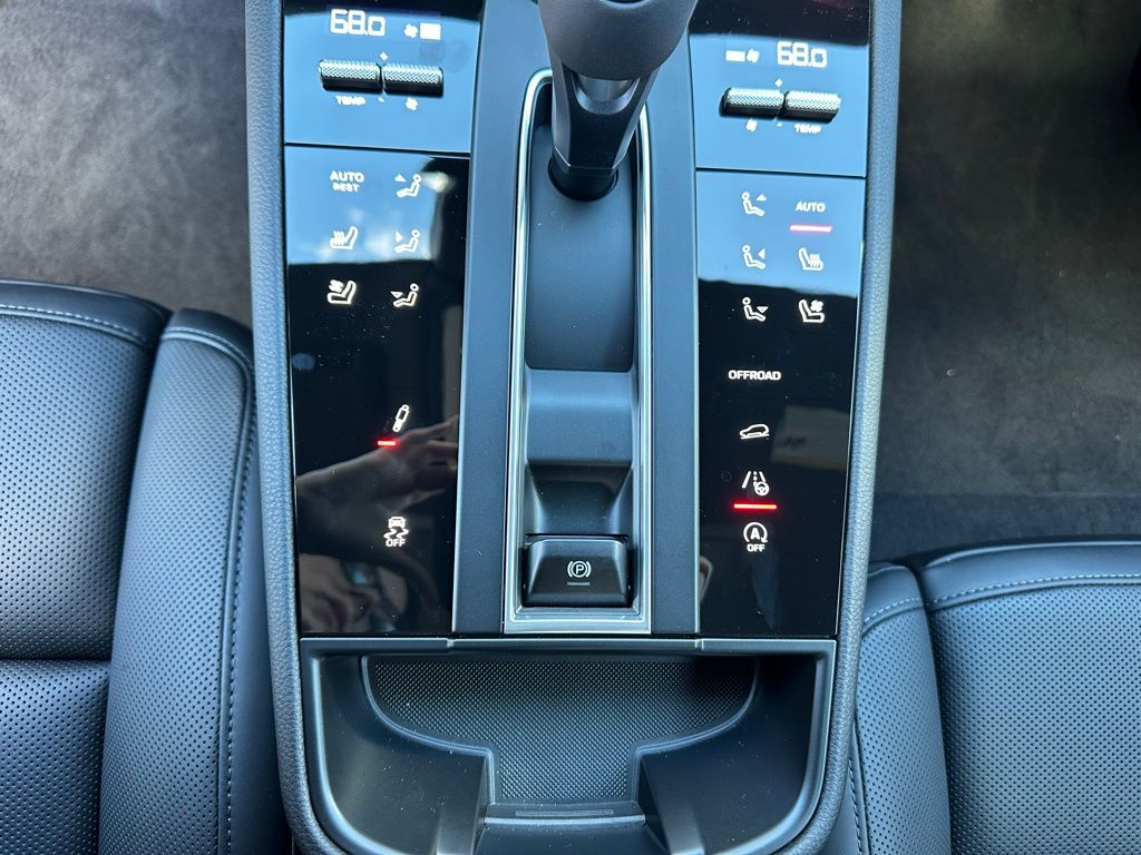 Thumbnail: 2026 Porsche Macan - 28