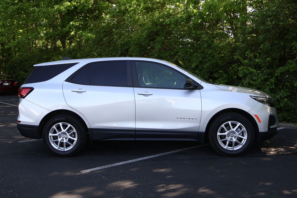 2022 Chevrolet Equinox LS 9