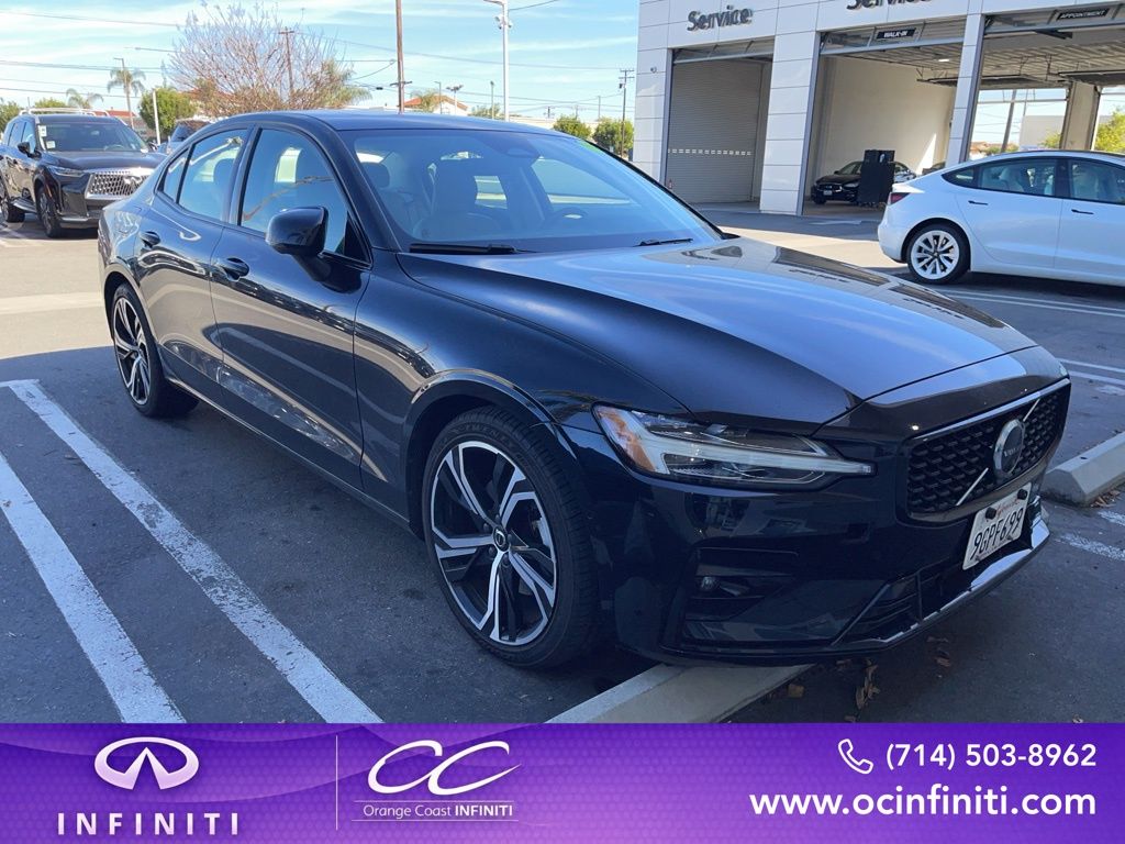 2024 Volvo S60 B5 Plus Dark Theme FWD