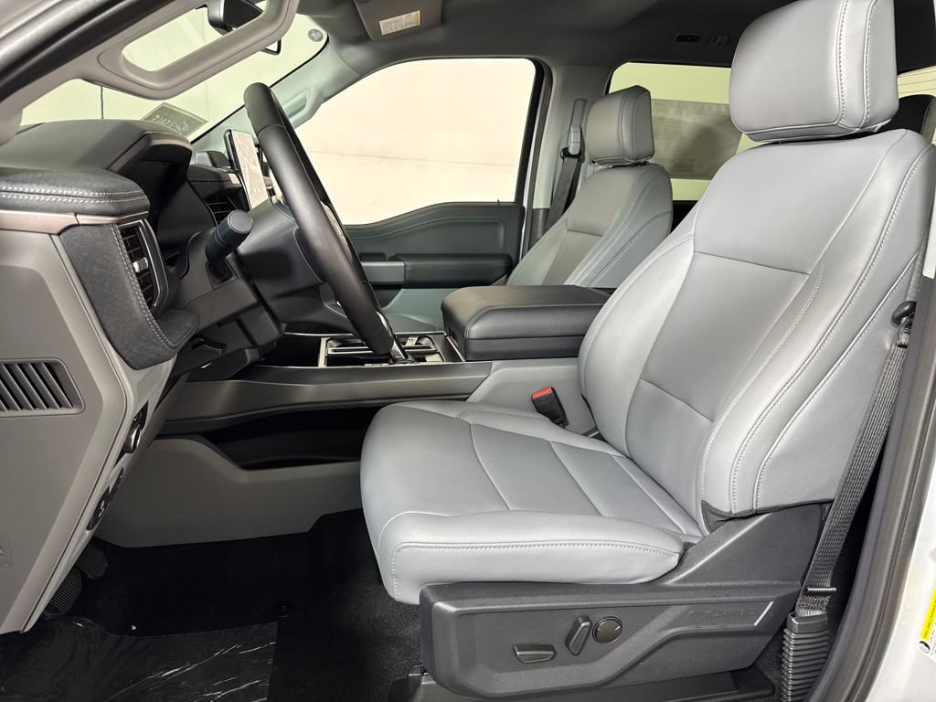2025 Ford F-150 Lightning photo 16