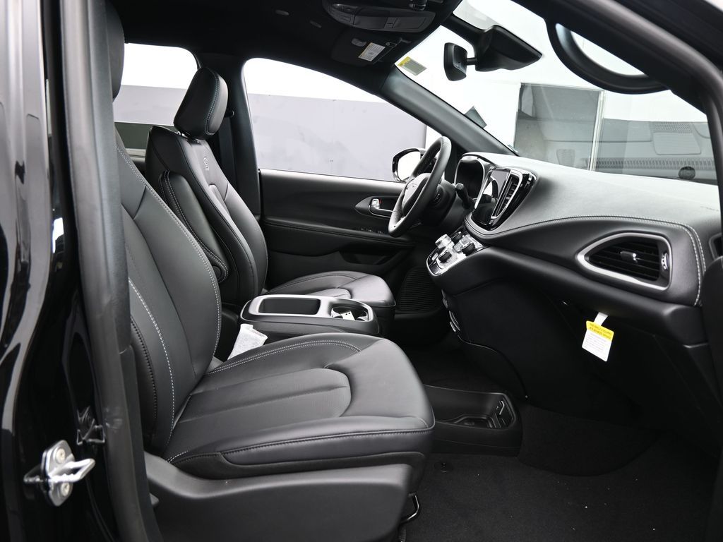 New 2026 Diamond Black Crystal Pearlcoat Chrysler Select image 46