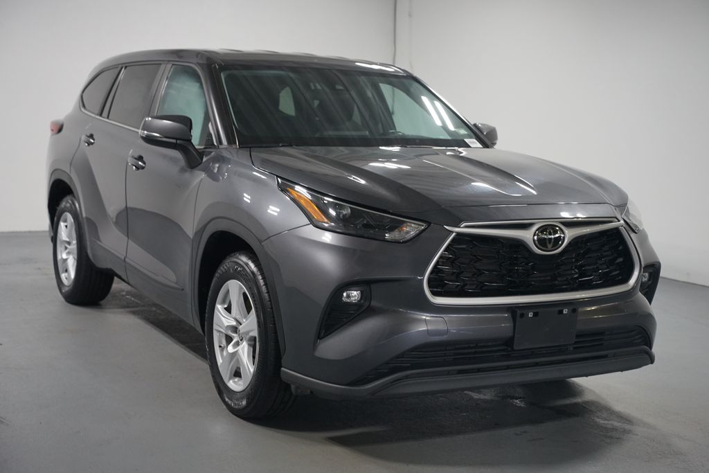 Thumbnail: 2023 Toyota Highlander - 3